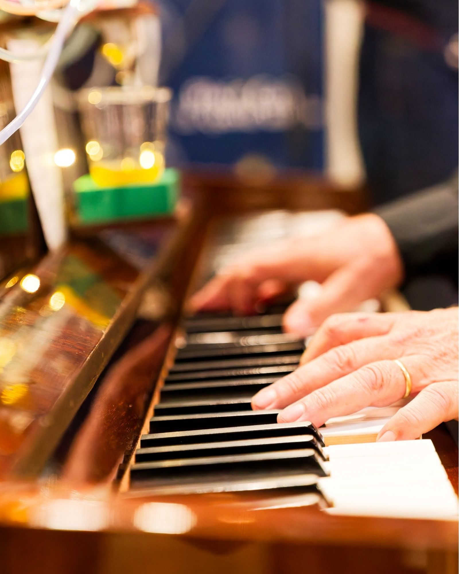 Les mains d’un pianiste sur le clavier du Pianocktail