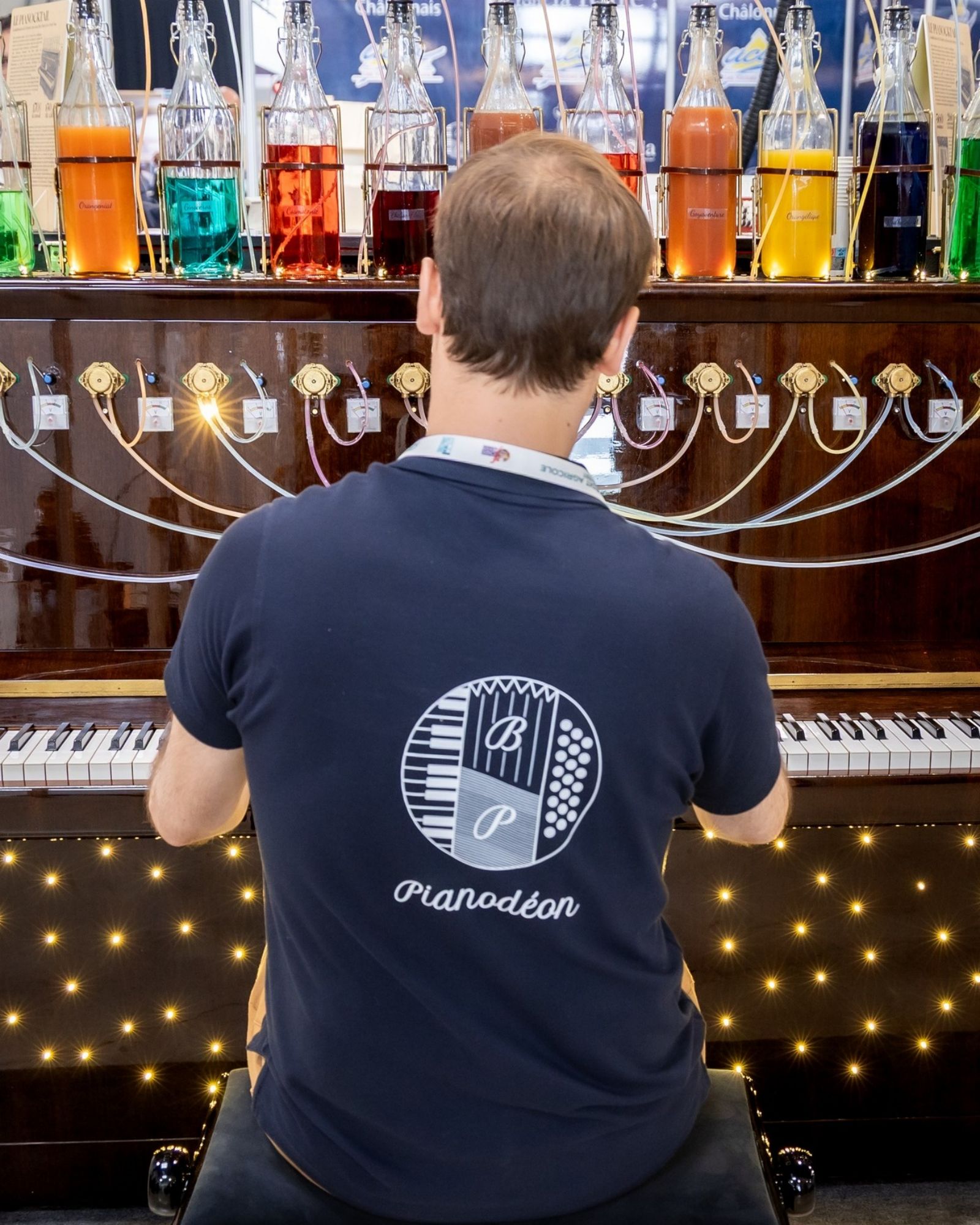 Le Pianocktail, ses bouteilles colorées, ses doseurs et ses tubes vus depuis le clavier