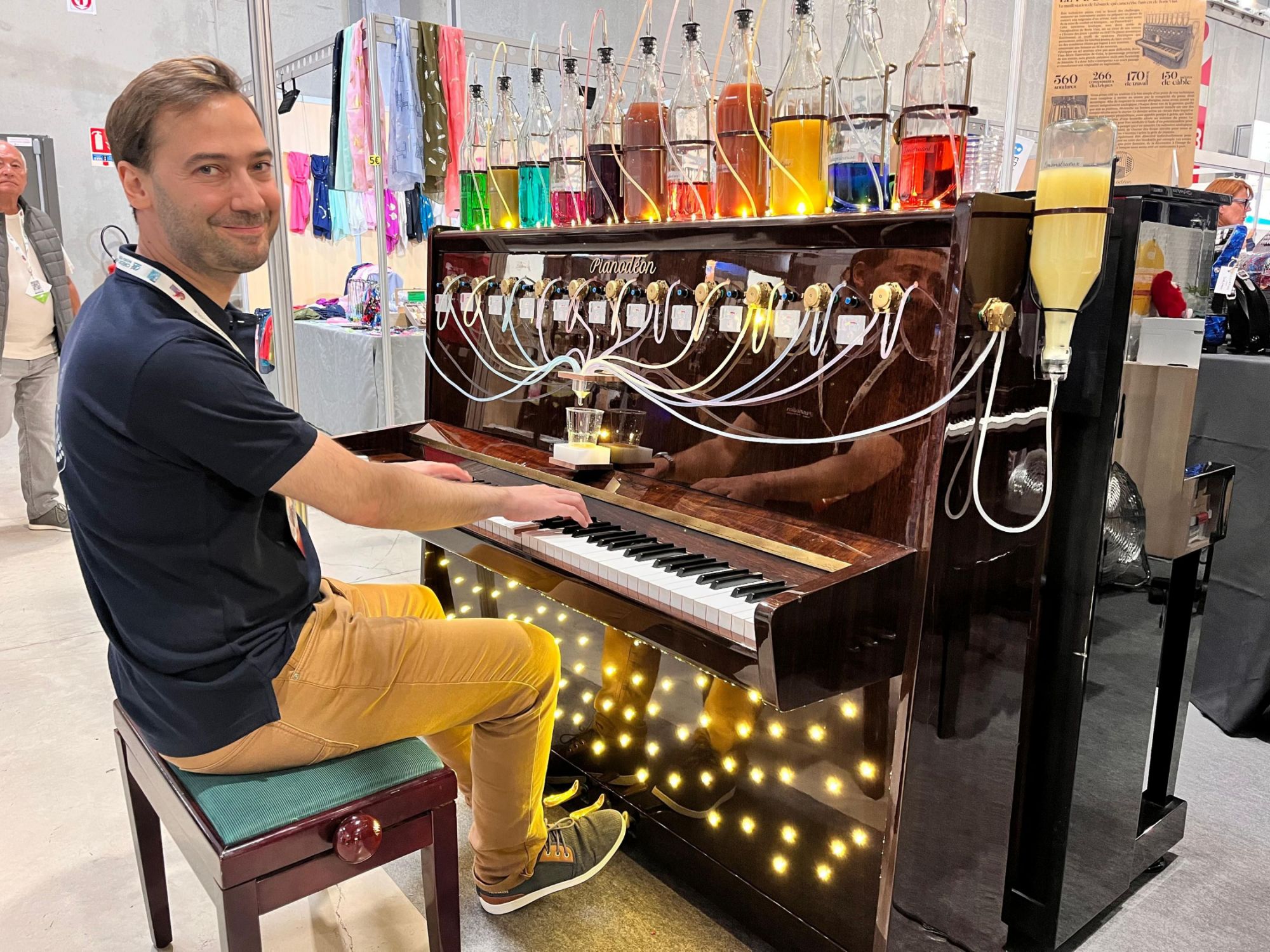 Simon Boulé joue sur le Pianocktail présenté à la Foire de Châlons