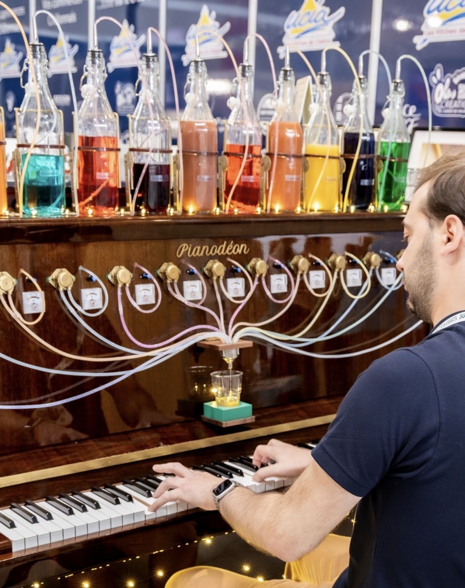 Un musicien joue tandis que le Pianocktail prépare une boisson