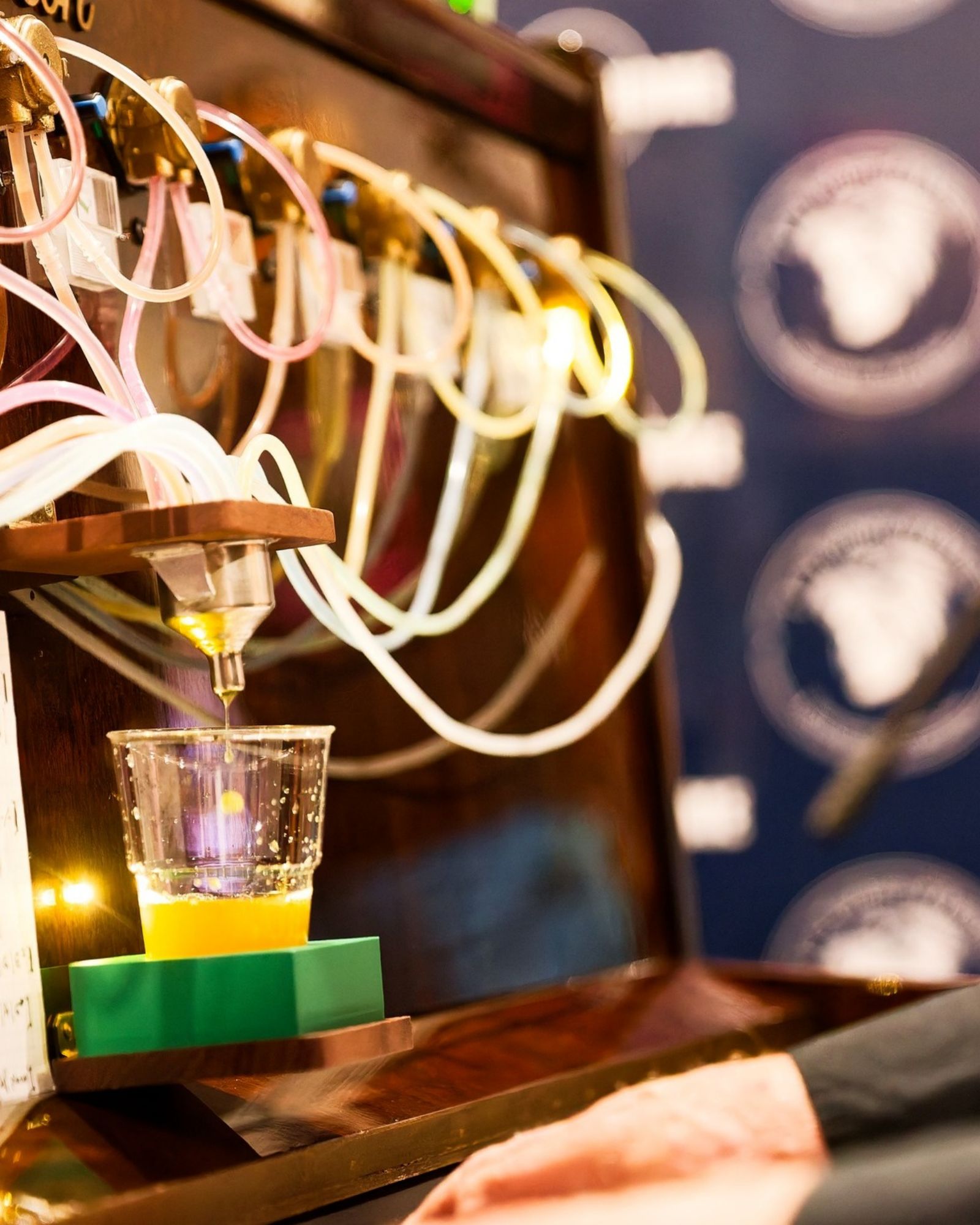 Un ingrédient du Pianocktail coule dans le verre