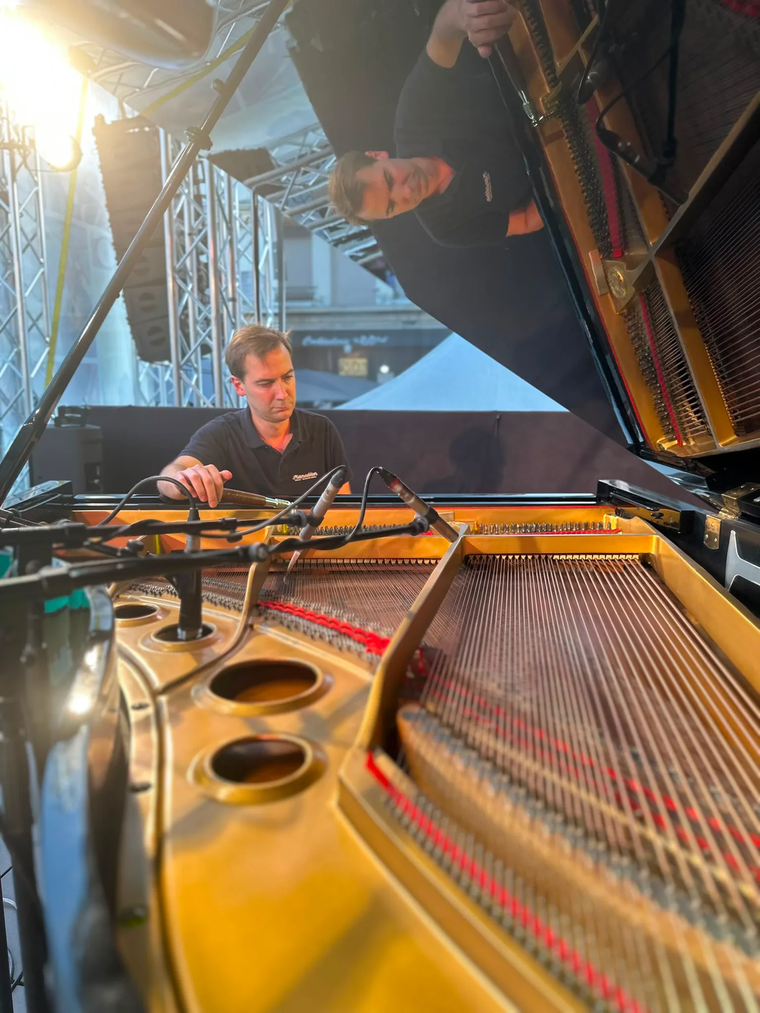 Simon Boulé prépare et accorde un piano à queue avant un concert