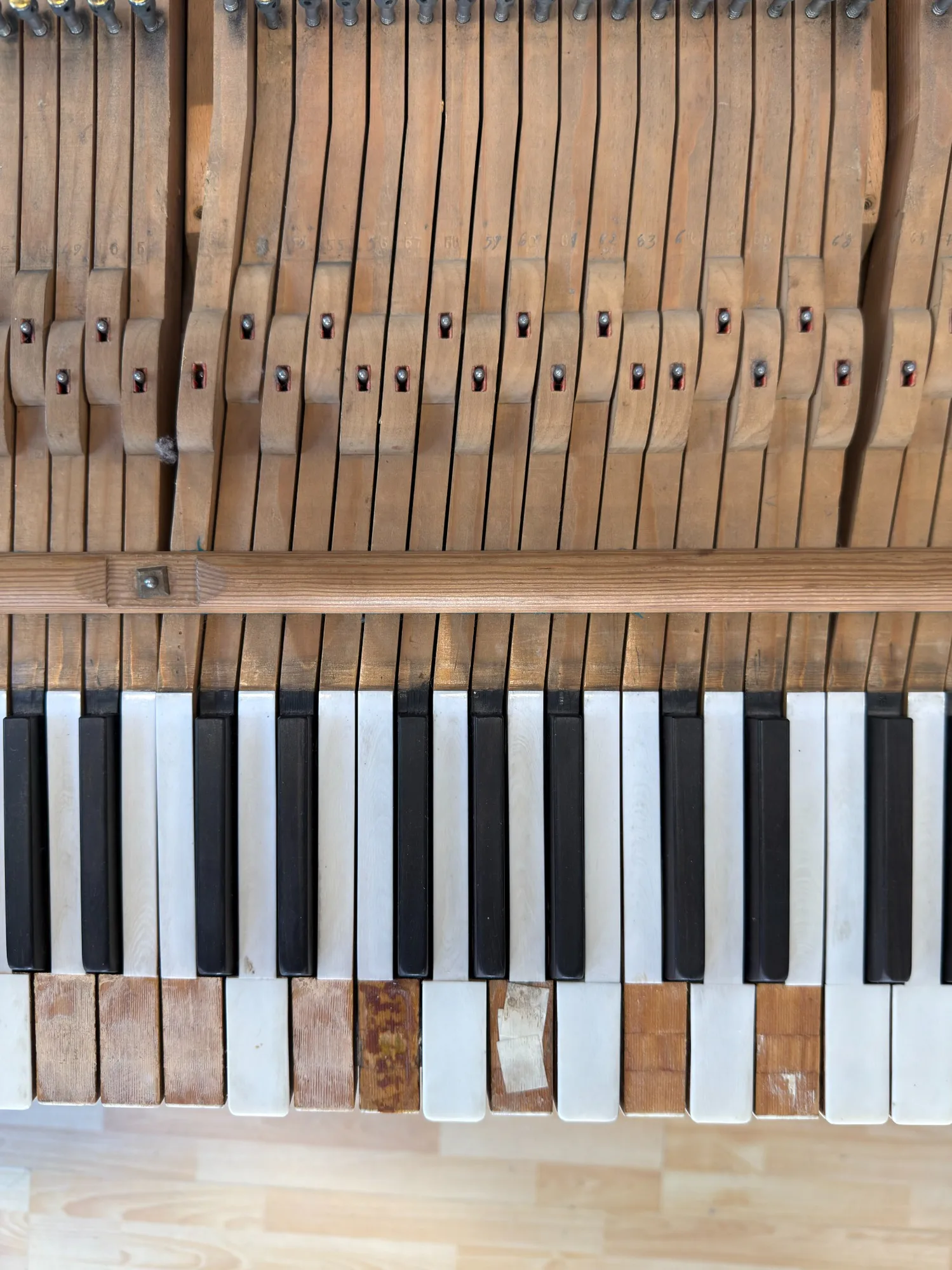 Clavier ancien et mécanique de piano avant leur remise en état