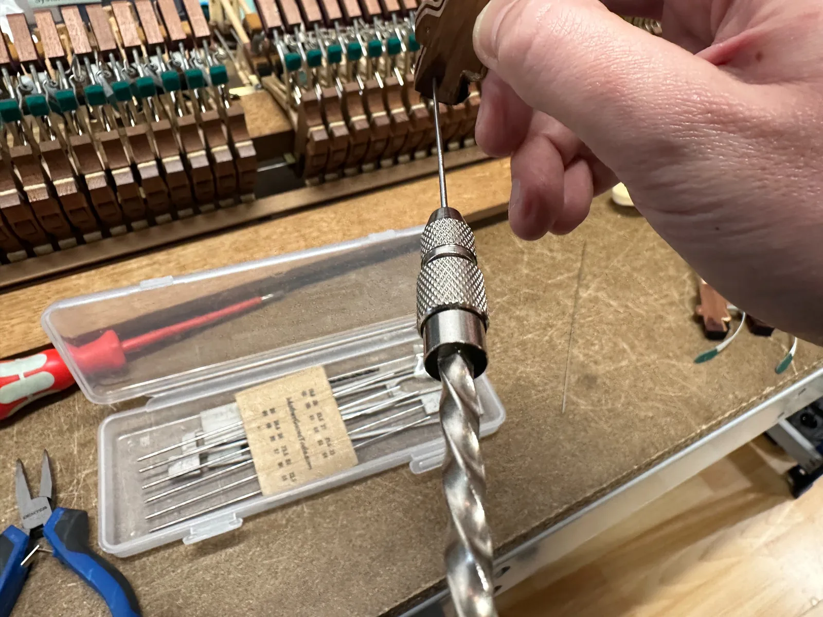 Réparation précise d’une pièce de mécanique de piano à l’atelier