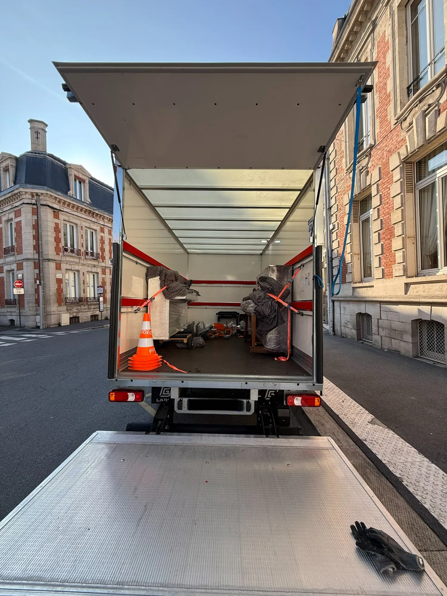 Pianos protégés et arrimés dans le camion de transport Pianodéon
