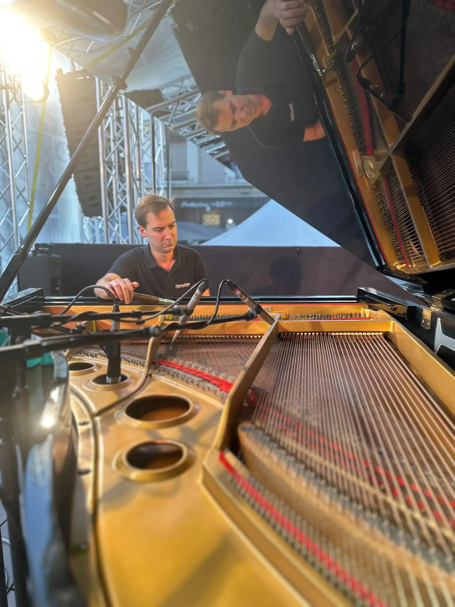 Simon Boulé travaillant sur la mécanique d’un piano